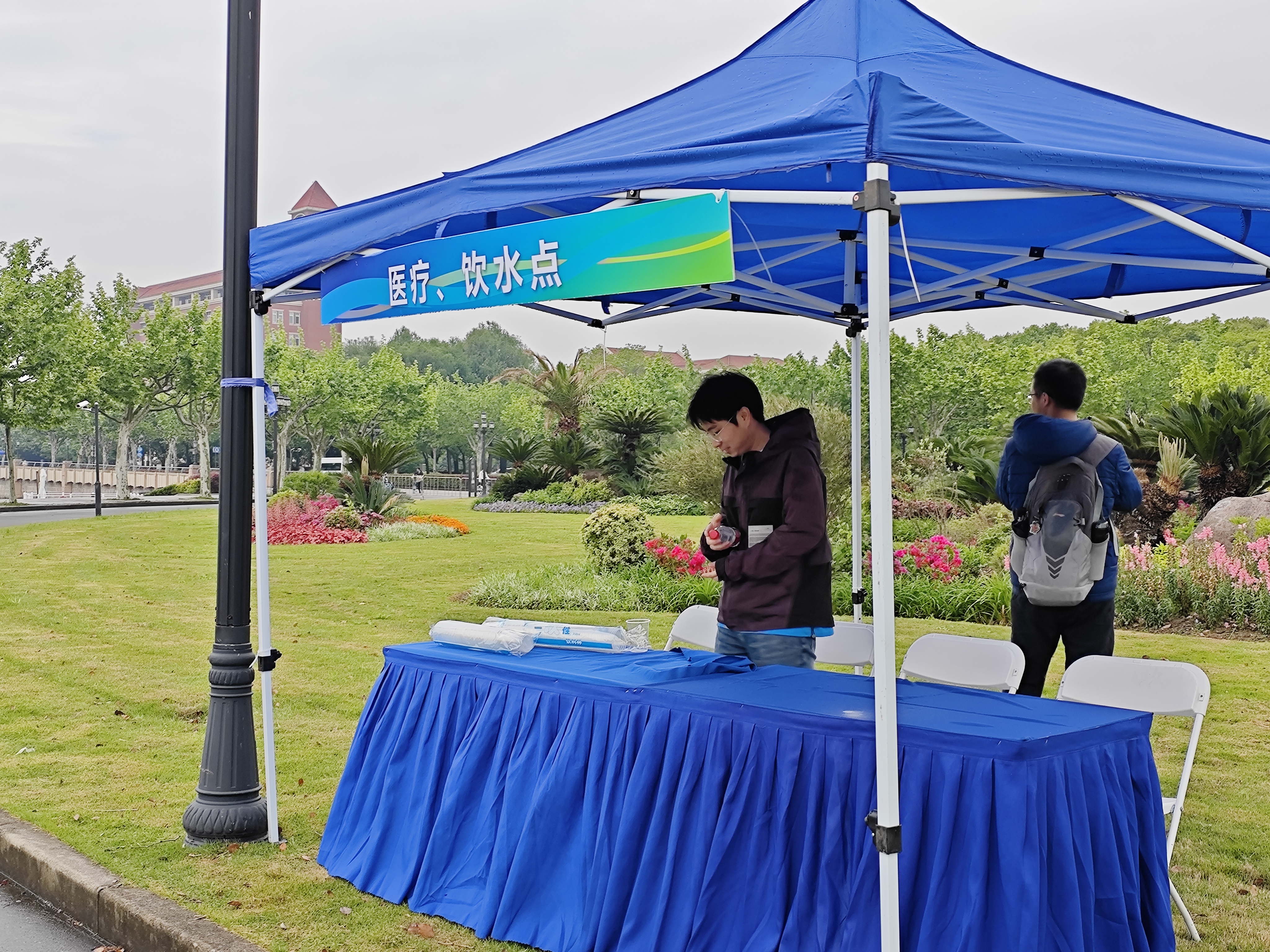 1744268140887362.jpg 64_其他照片_五一长跑节志愿者 .jpg