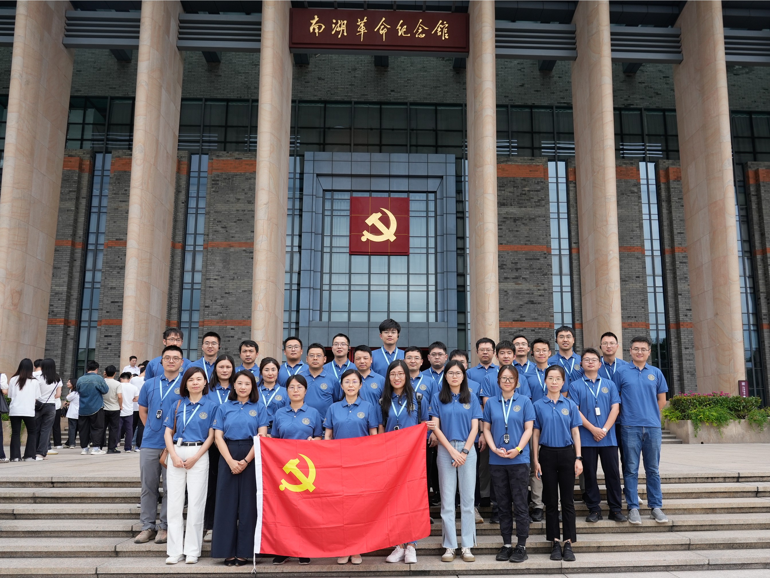 1752027510314157.jpg 13. 学院党委组织青年教师赴嘉兴南湖学习.jpg