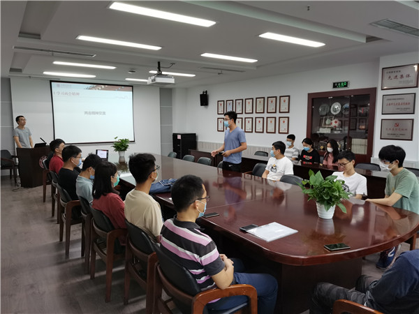 1593147527828878.jpg 3党员交流两会精神.jpg