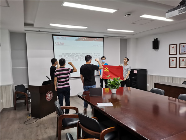 1593147584897355.jpg 6党员宣誓.jpg