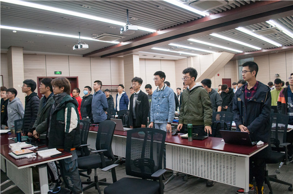 1606738489657276.jpg 图3:汪国琴带领同学们放松身心.jpg