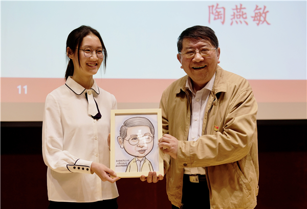 1619139580411255.jpg 图11-向陶燕敏老师赠送礼物.jpg