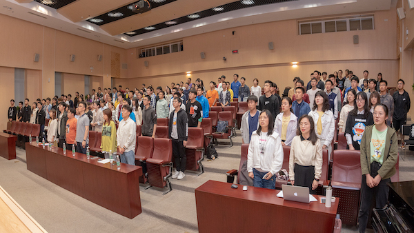 1621930424597368.jpg 图1.全场奏唱国歌.jpg