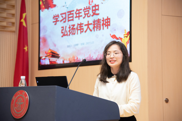 1621930497914712.jpg 图5.王婷婷进行宣讲.jpg