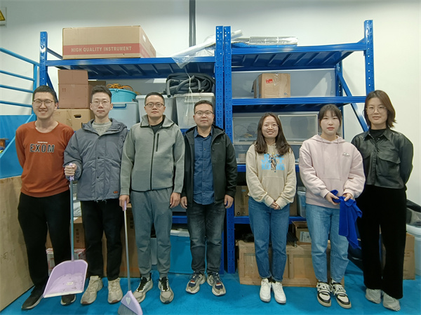 图3 工热所董威老师课题组学生党员清扫365英国上市公司官网C楼152实验室合影.jpg