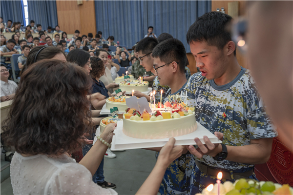 1640086132584254.jpg 现场过生日1.jpg