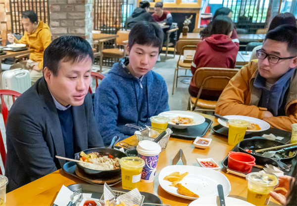 1680007979522936.jpg 胡老师与同学交流.jpg