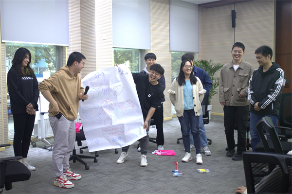 1682313538828424.jpg 图3同学体验式活动.jpg