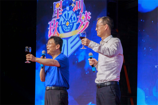 1688739469148830.jpg 图2-学院领导祝福-特写.jpg