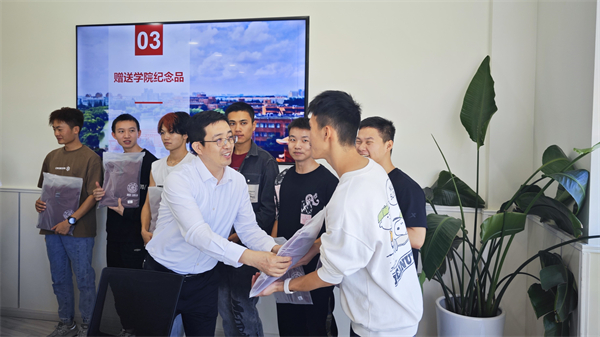 1698147194531667.jpg 图三 领导合影.jpg