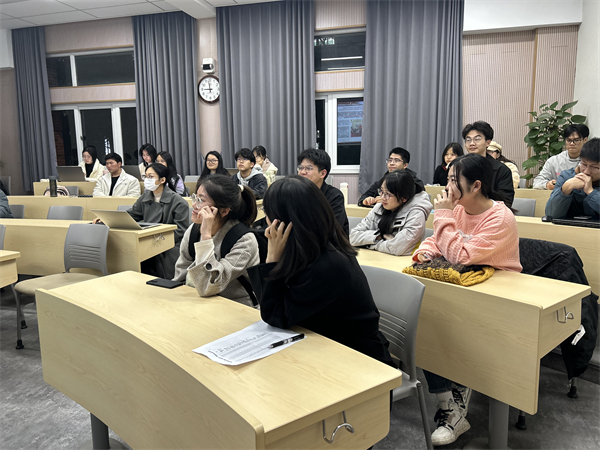 1701339648706288.jpg 图5 同志们认真学习.jpg