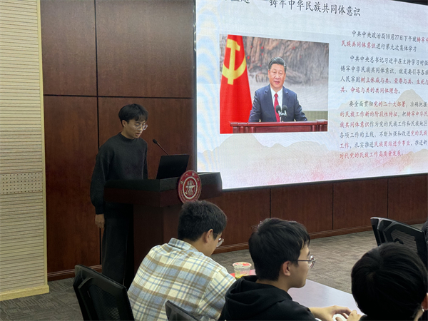 1703853843174638.jpg 图4 熊昱涵同学领学重要讲话.jpg