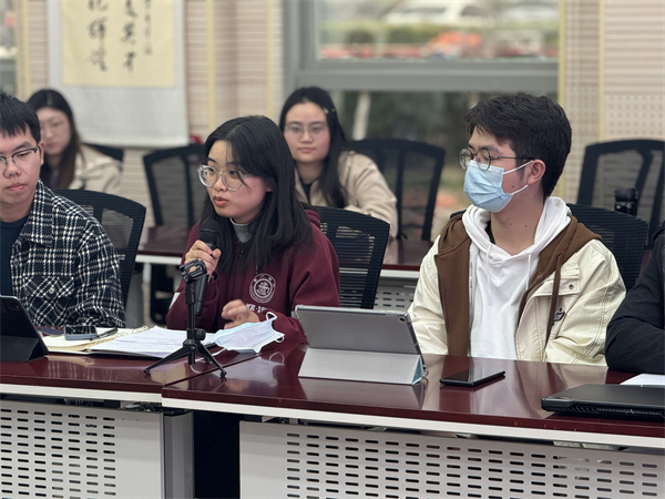 1703853860435047.jpg 图5 戴雨吟老师点评讲话.jpg