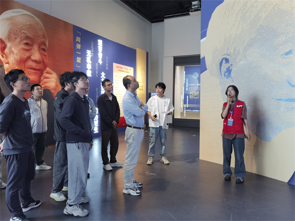 1714228545863957.jpg 图2 参观展览1.jpg