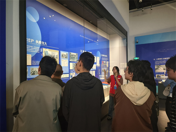 1714228554814115.jpg 图3 参观展览2.jpg