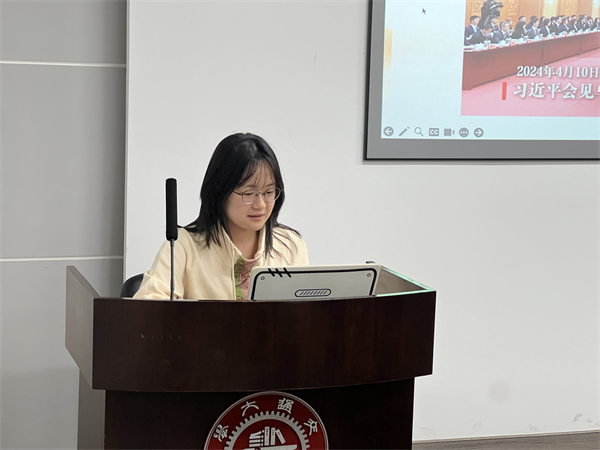 1714396229325750.jpg 图2 李逸做党课分享.jpg