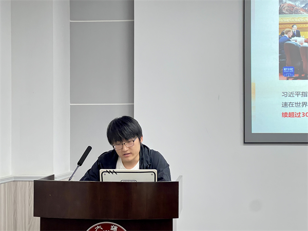 1714396246388322.jpg 图4 周鹏做党课分享.jpg