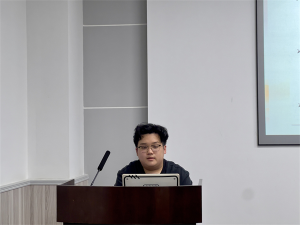 1714396257444602.jpg 图5 郁中昊做党课分享.jpg