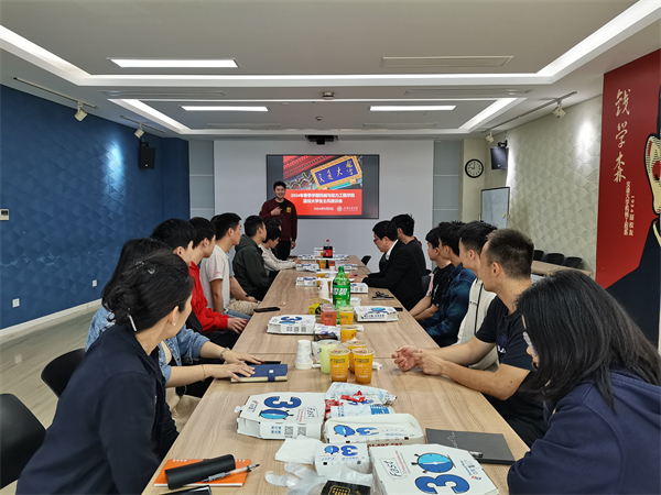 1715344204741448.jpg 图三 同学交流.jpg