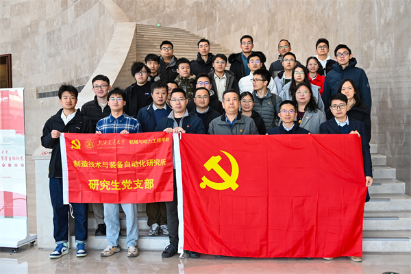 1733317910472334.jpg 图1-支部成员参观文博楼校史博物馆.jpg