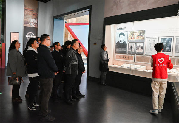 1733317919378754.jpg 图2-支部成员听讲解员讲解交大百年历史.jpg