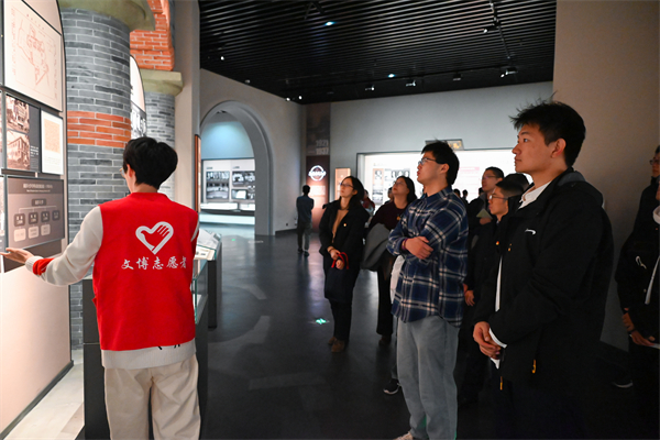 1733317937487123.jpg 图4-支部成员参观文博楼展厅-1.jpg