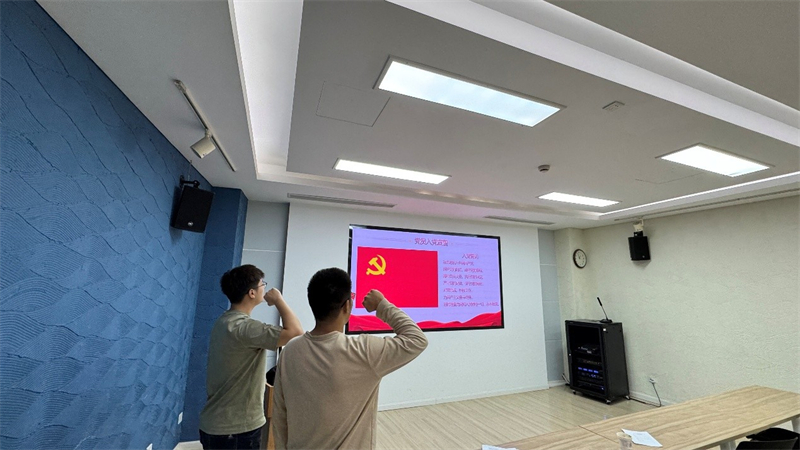 图4 预备党员进行入党宣誓.jpg