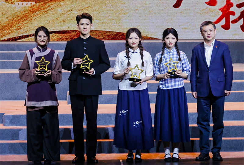 1744297651112711.jpg 图4 胡正峰同学获最佳演员奖.jpg