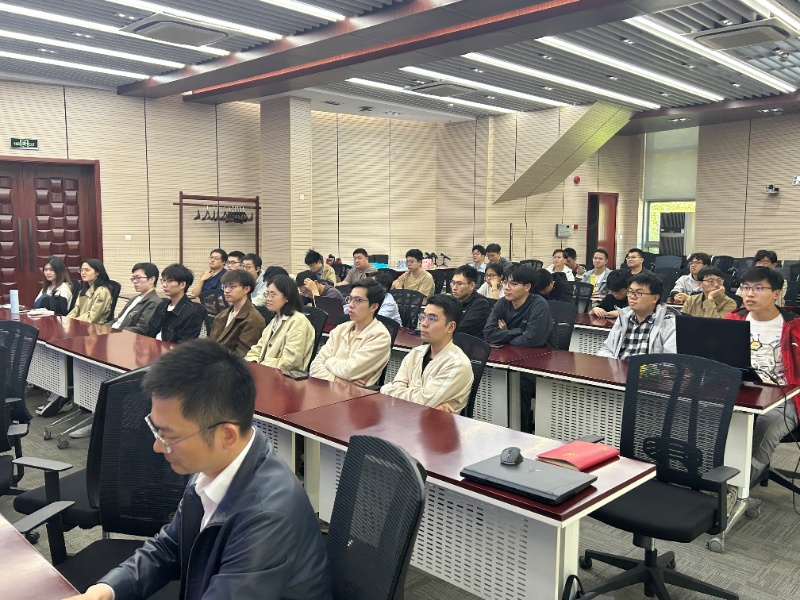 图2.同学们认真学习全国“两会”精神_resized.jpg