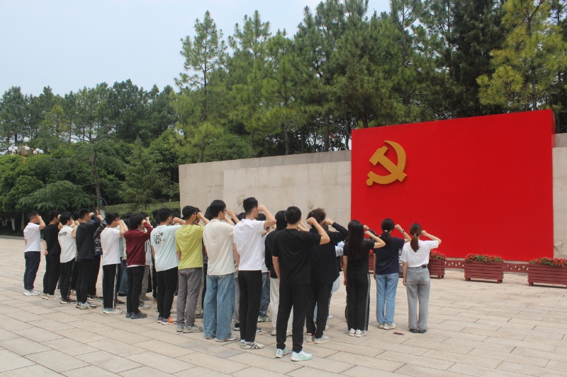 1748338219741851.jpg 图3 宣誓照片_resized.JPG