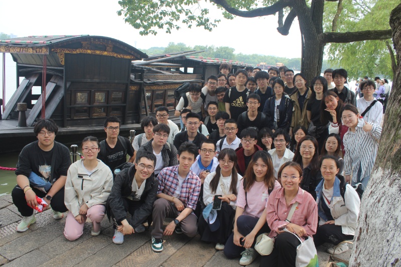 1748338227375754.jpg 图4 红船前合影_resized.JPG