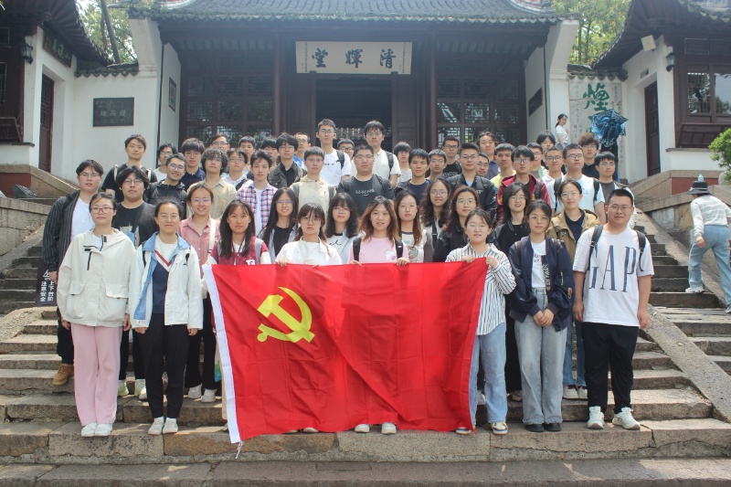 1748338237865635.jpg 图5 清辉堂前合影_resized.JPG