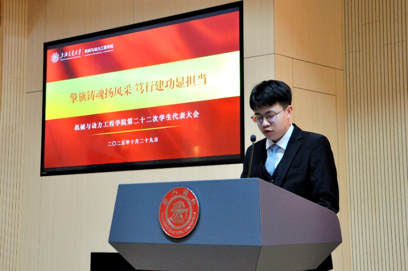 图7 听取学生会工作报告_resized.jpg