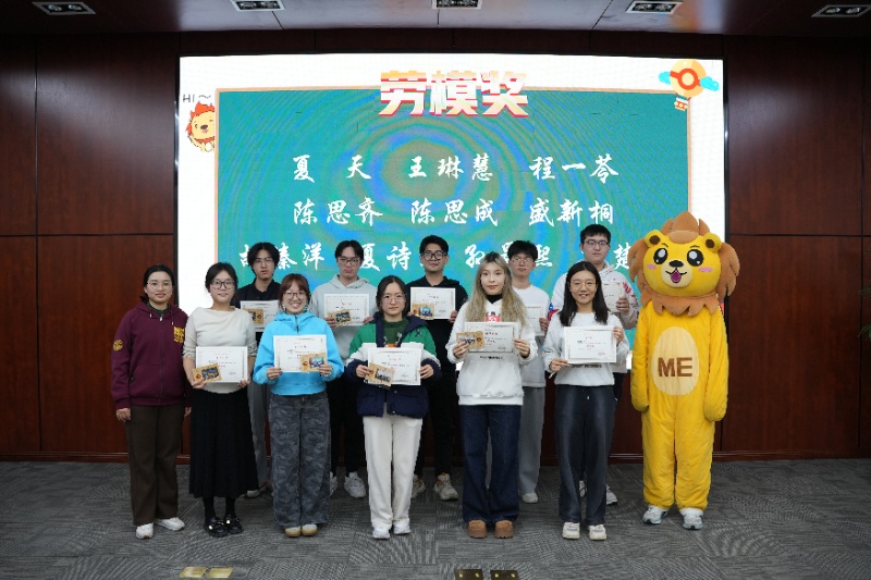 图7 颁发奖项_resized.JPG