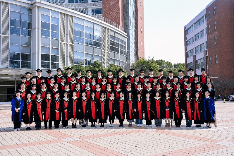 图片5：各班级、各专业有序拍摄合影_resized.jpg